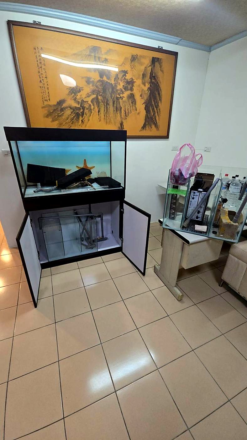 改造前的魚缸與新做的底濾槽